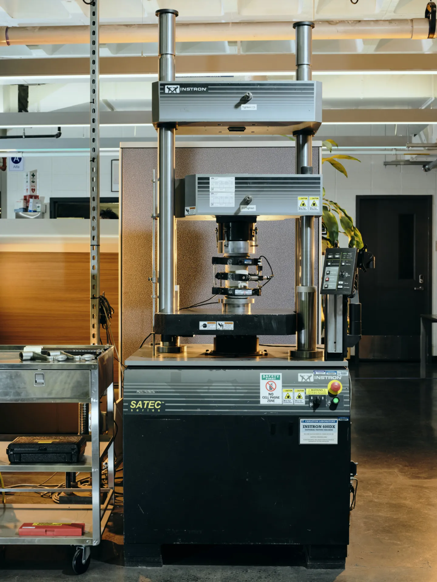 Instron 600DX 135k Universal Testing Machine